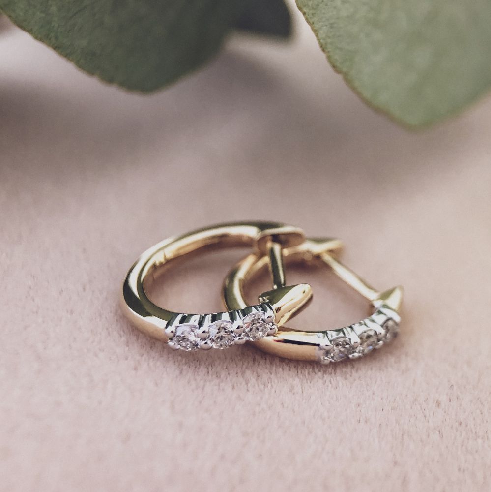 Bicolor-Ohrringe aus Gelb- und Weißgold mit drei Diamanten – 14 Karat Ohrringe mit 0.15 Karat Diamanten