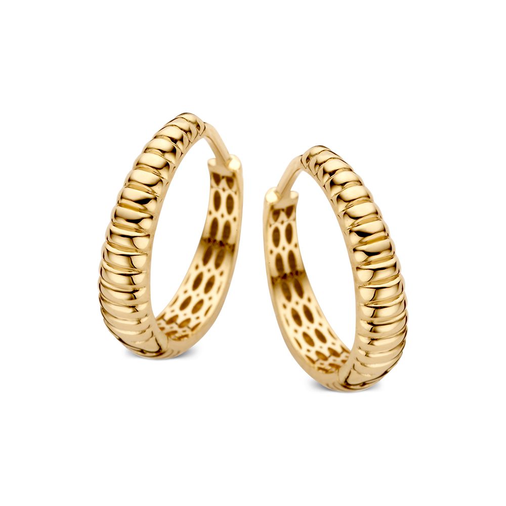 Gelbgoldene Creolen mit geriffeltem Design und glänzender Oberfläche