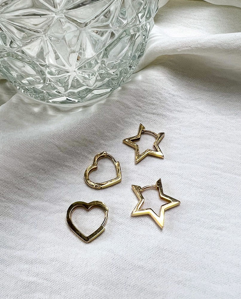 Gelbgoldene Herzohrringe – Ein Symbol für Liebe und Eleganz