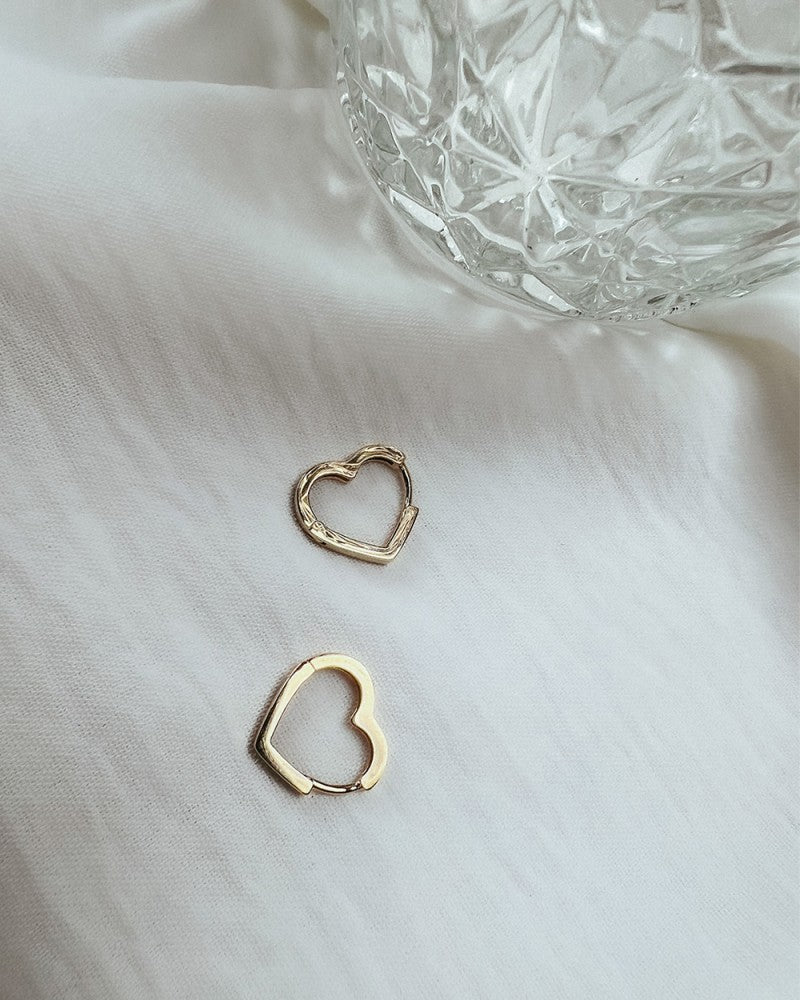 Gelbgoldene Herzohrringe – Ein Symbol für Liebe und Eleganz