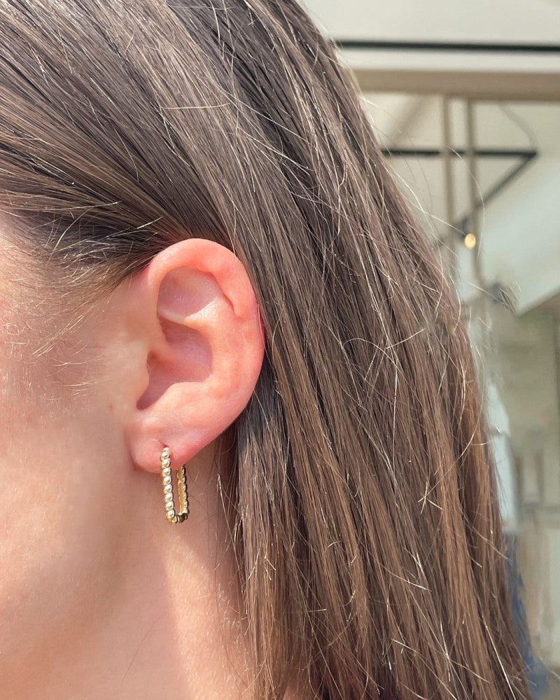 Große Ohrringe aus Gelbgold mit Paperclip-Gliedern und gedrehter Bandform