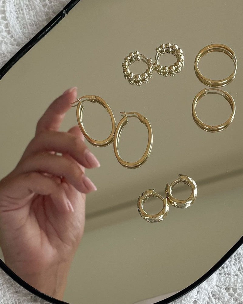 Verspielte Gelbgold-Ohrringe mit Goldkügelchen – dezente Eleganz