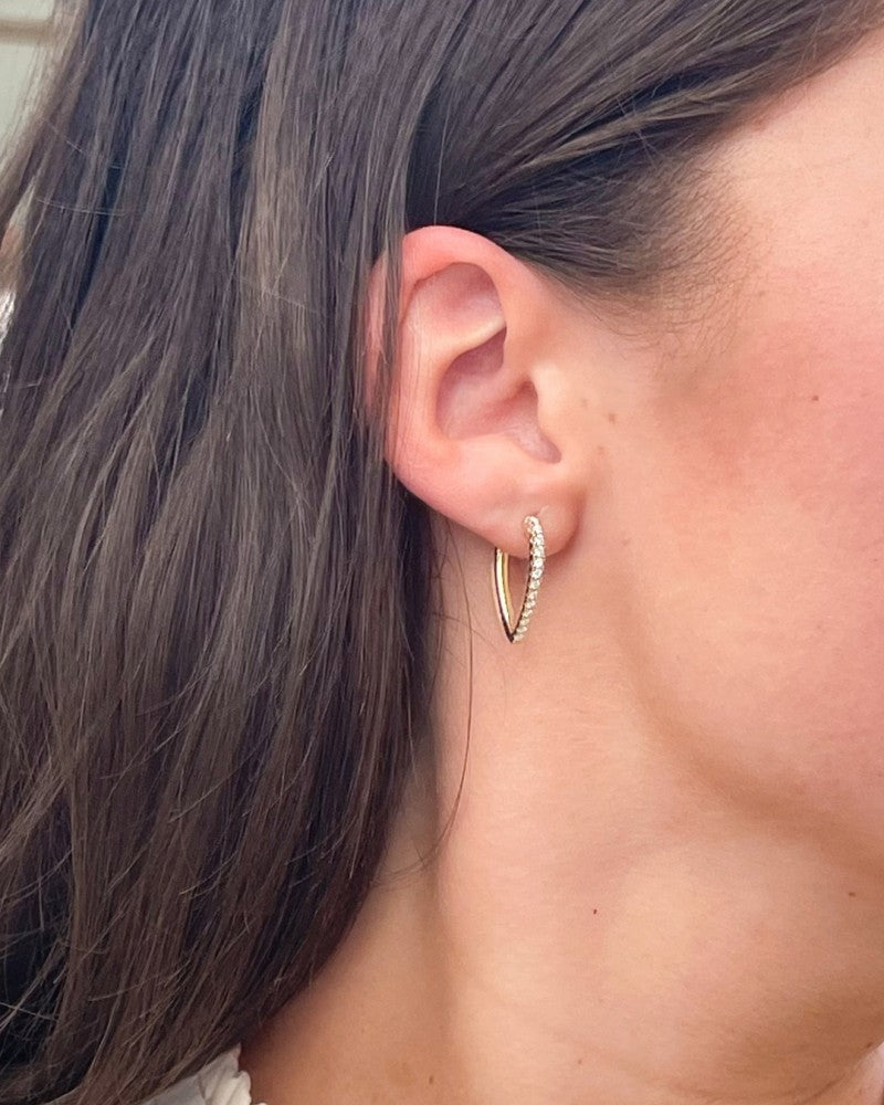 Gelbgold-Ohrringe im asymmetrischen Modell mit Diamant: Ein elegantes Statement 0,36 ct.