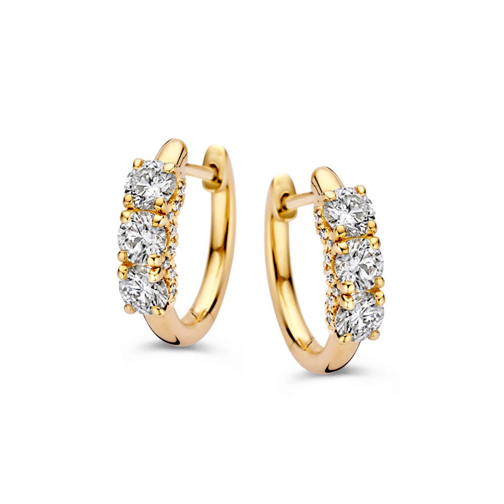 Gelbgoldene Creolen mit drei Diamanten in Chatonfassung, insgesamt 1,18 ct.