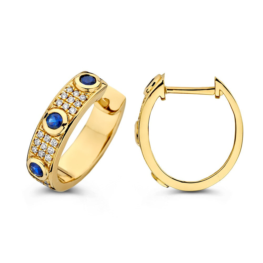 Twee gouden hoepeloorbellen - een zijaanzicht, een vooraanzicht - versierd met drie blauwe saffieren en rijen diamanten in goud, in de stijl van Excellent Jewelry's Geelgouden Collier met Blauwe Saffier en Diamanten (14 kt, 0.50 krt saffier, 0.24 krt diamant).