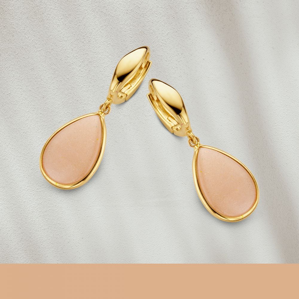 Gelbgoldene Ohrringe mit rosa Mondstein-Anhängern – Ein subtiler, bezaubernder Look
