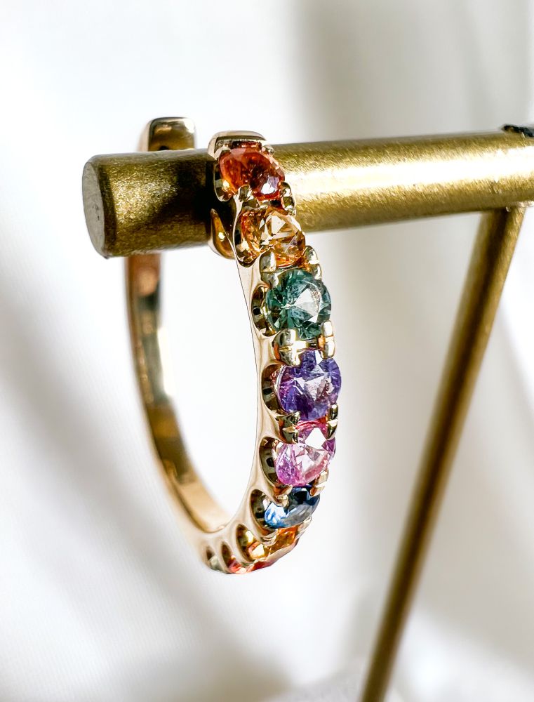 Gelbgoldene Ohrringe mit Regenbogensaphir