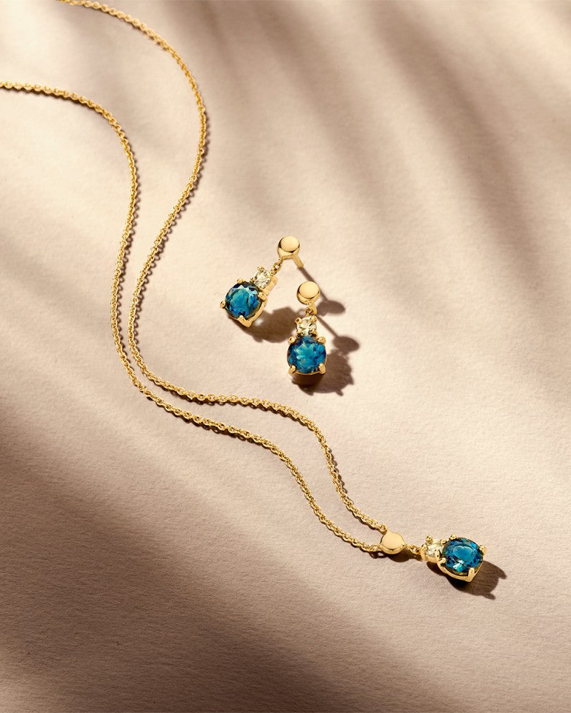 Elegante Ohrstecker aus Gelbgold mit blauen und London Blue Topasen