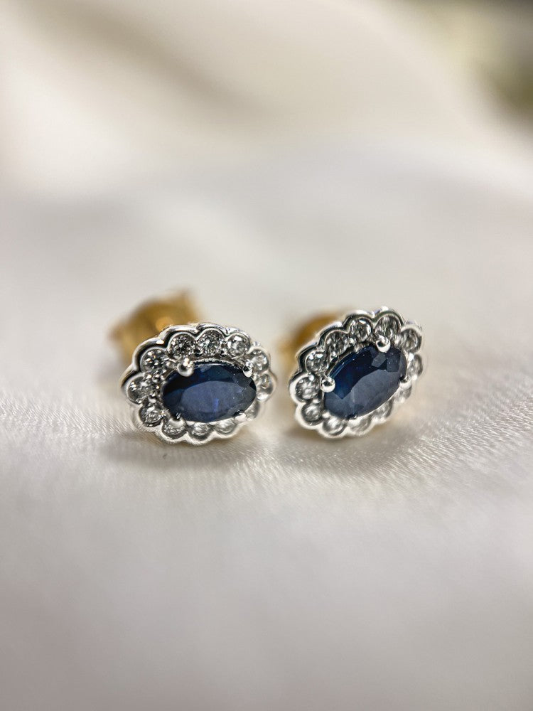 Gelbgold-Ohrstecker mit ovalem Saphir und Diamanten 0,60ct in Entourage-Fassung