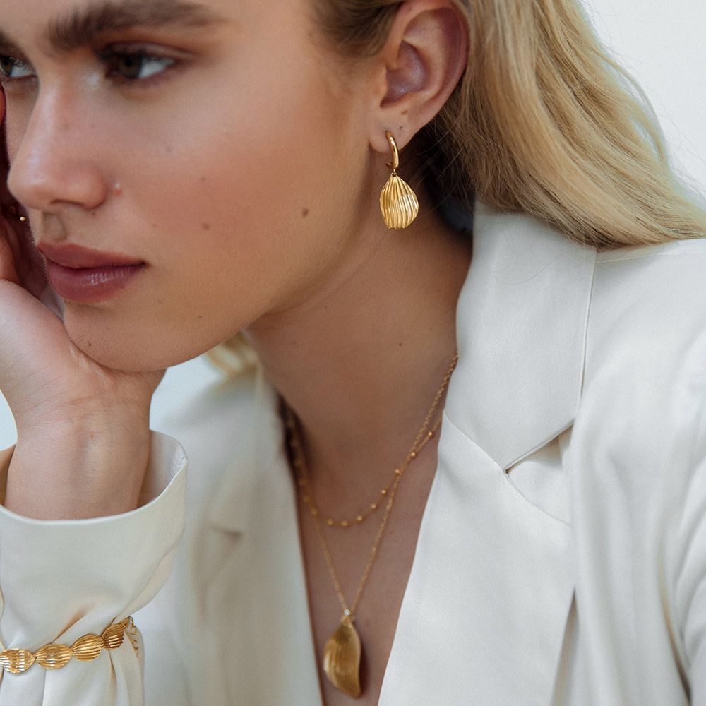 Gelbgold-Ohrstecker mit Goldblatt-Anhängern – 14 Karat Gelbgold, elegante Ohrringe für Damen