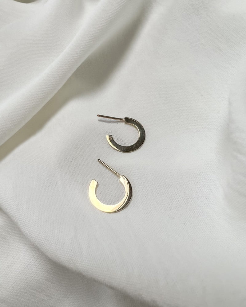 Gelbgoldene Ohrstecker mit schlichtem, flachem Design aus 14 Karat Gold