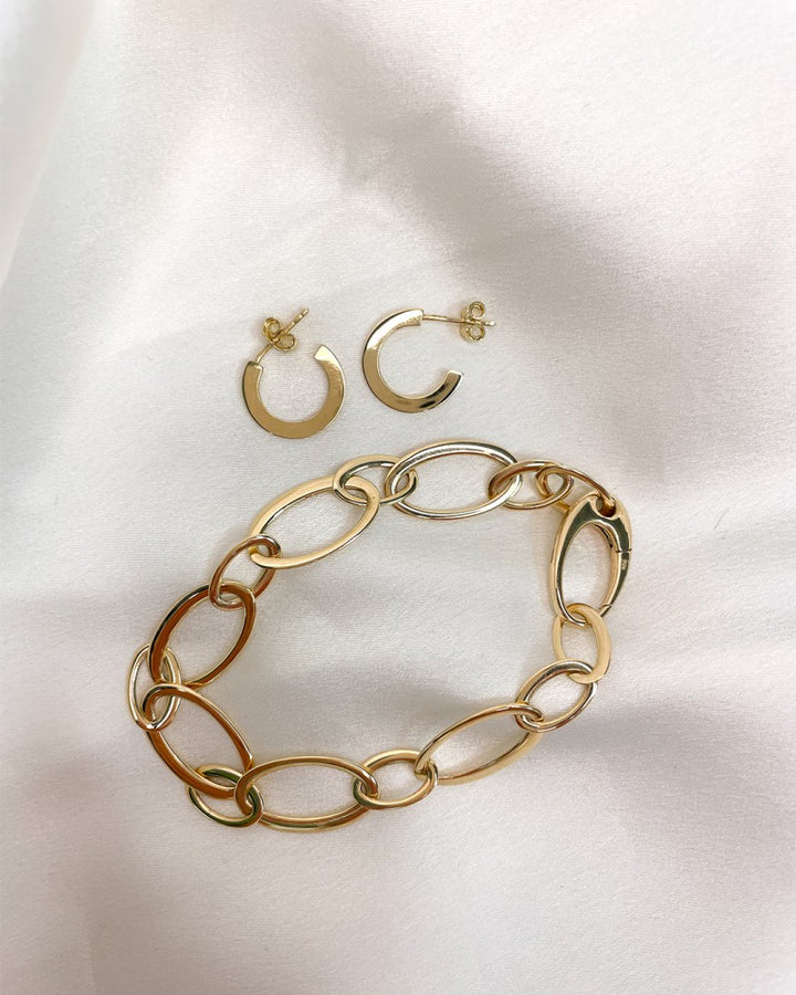 Geelgouden Oorringen met Stekers en Strak, Plat Design in 14 Karaat Goud
