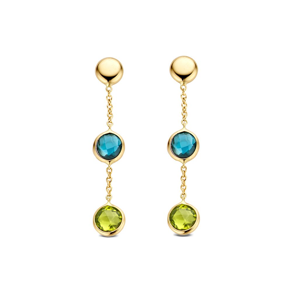 Gelbgoldene Ohrhänger mit blauen Topasen und grünen Peridotsteinen in einer hängenden Anordnung
