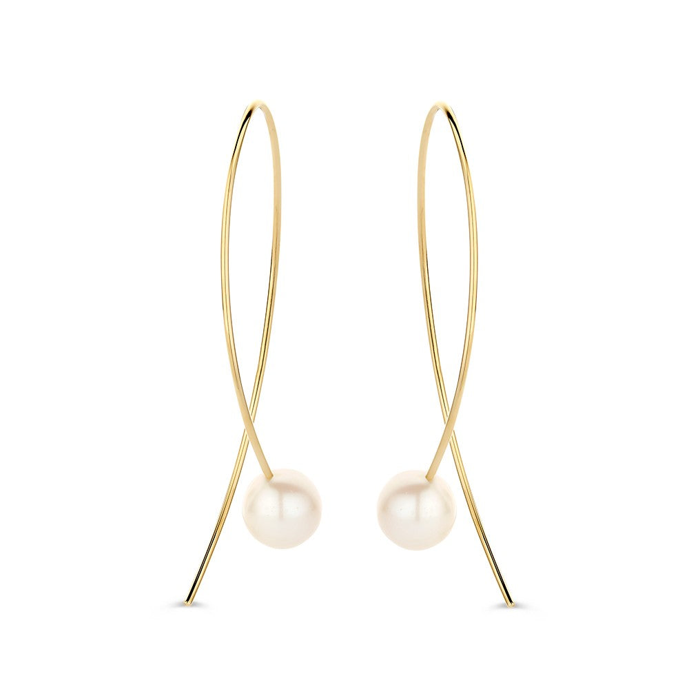 Opvallende Geelgouden Oorbellen met Grote Parel 14 Karaat van Excellent Jewelry, met een minimalistisch gebogen ontwerp en een ronde witte parel aan de basis, getoond op een witte achtergrond.