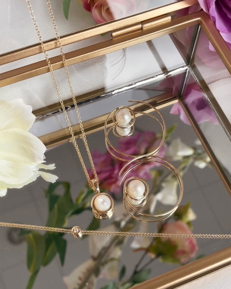 Auffällige Gelbgoldohrringe mit Perl-Eyecatcher 14 Karat