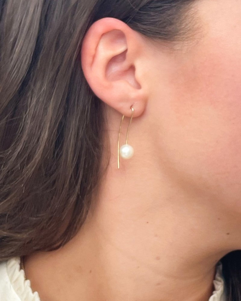 Auffällige Goldohrringe mit Perle in schlankem Design 14 Karat