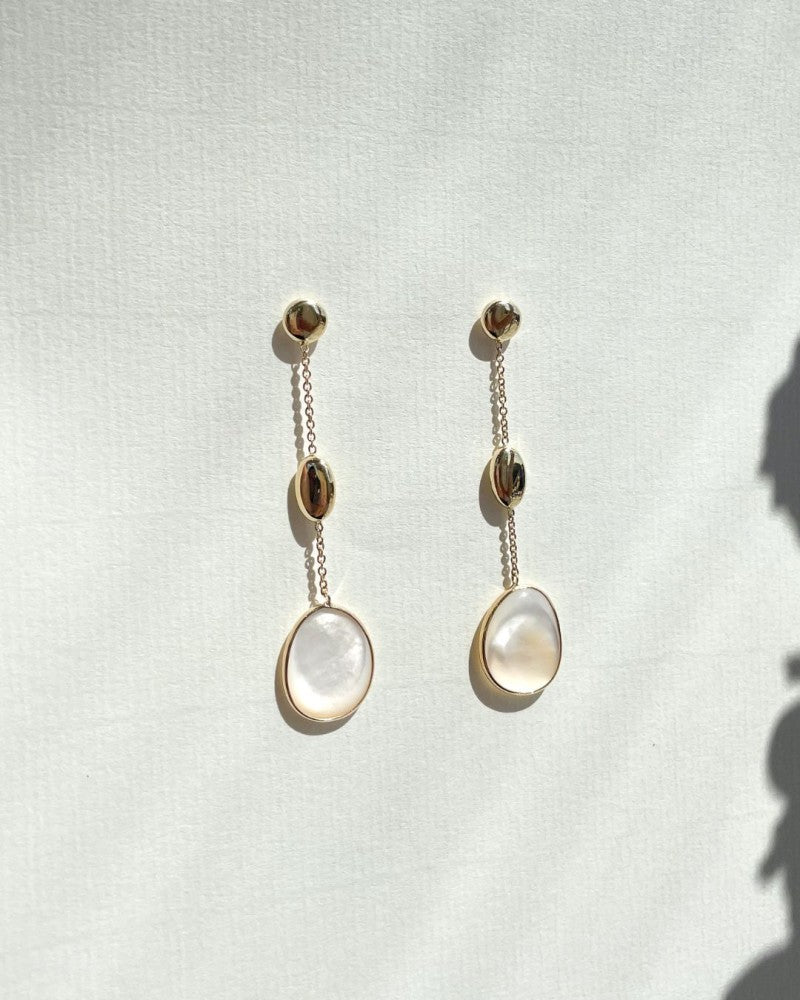 Lange Ohrringe aus Gelbgold mit Perlmutt in organischer Form 14 Karat