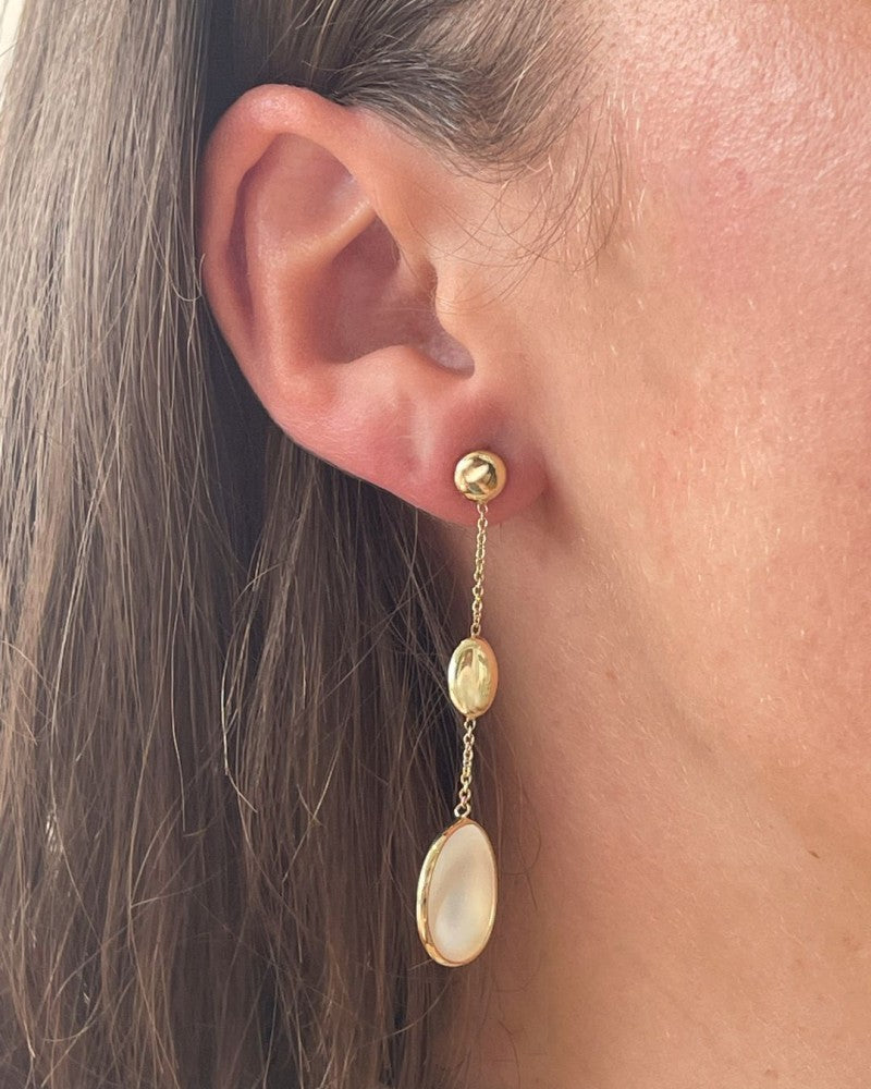 Lange Ohrringe aus Gelbgold mit Perlmutt in organischer Form 14 Karat