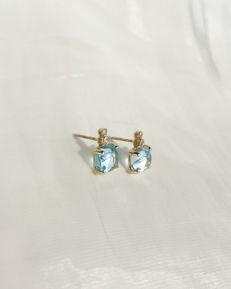 Stilvolle Gelbgold Ohrringe mit Cabochon geschliffenem Blautopas und Diamanten 14 Karat