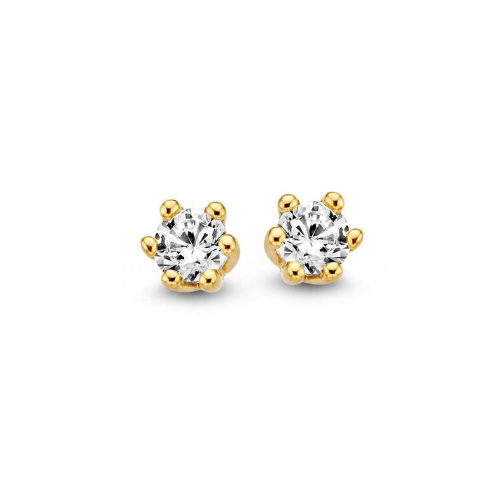 Een paar Geelgouden Oorstekers met Zirkonia 14 Karaat van Excellent Jewelry, elk met een ronde zirkonia in zes gouden pootjes, getoond op een witte achtergrond.