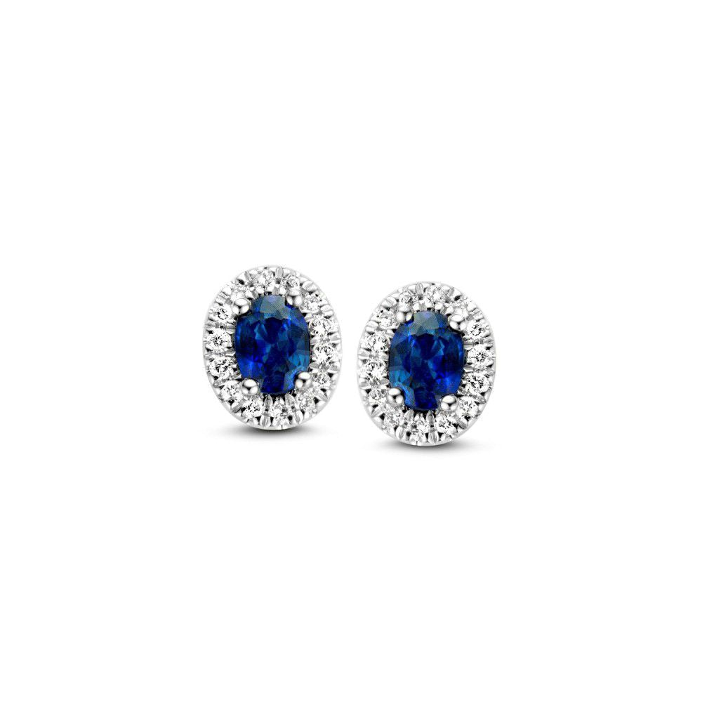 Ohrstecker aus Weißgold mit blauen Saphiren und umgeben von kleinen Diamanten