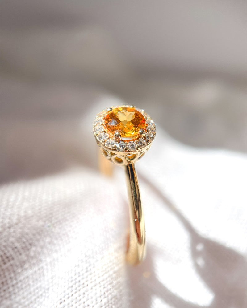 Luxuriöser 18kt Gelbgold Entourage Ring mit Orange Saphir und 0.11ct Diamanten