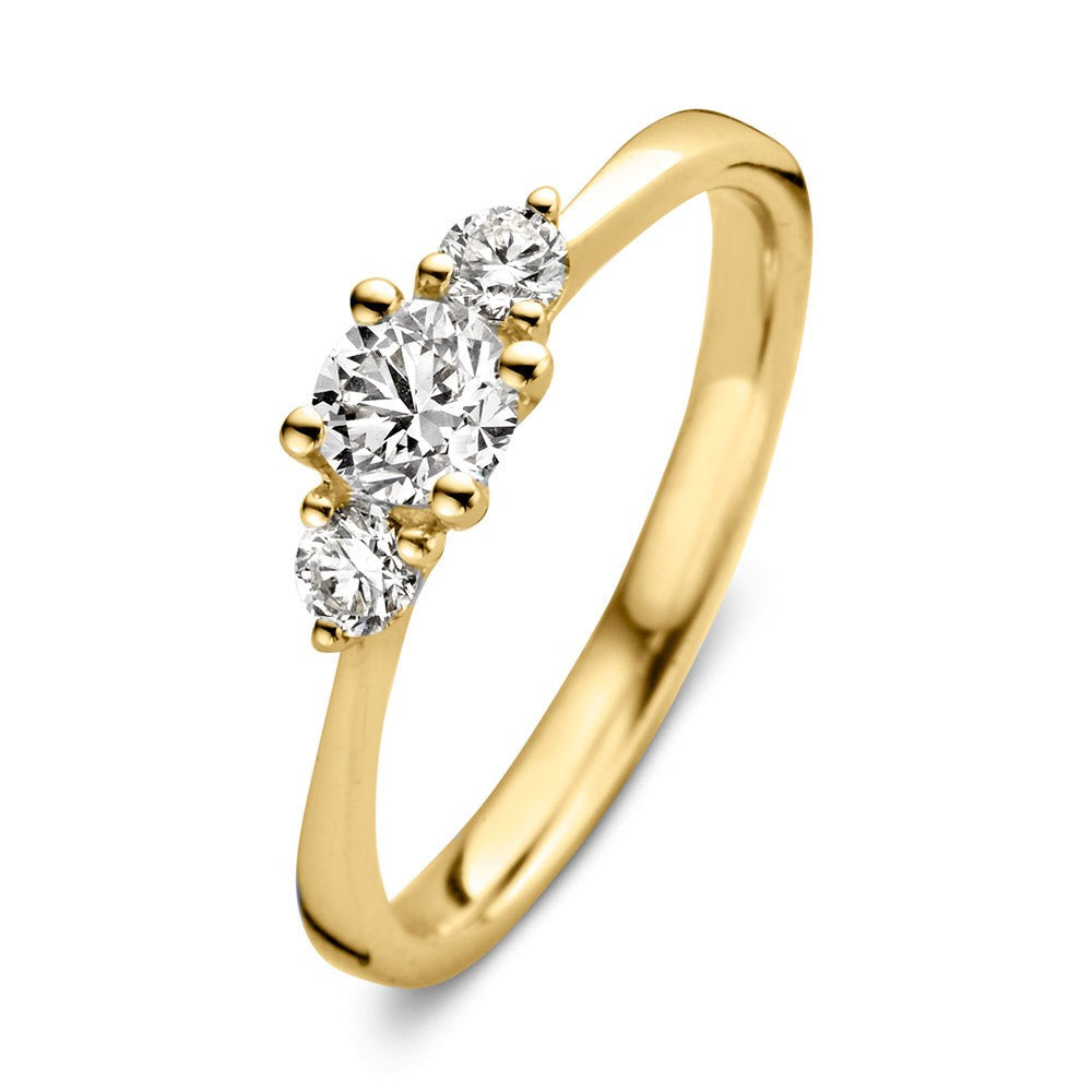 Ring aus Gelbgold mit drei klaren Diamanten, der mittlere Stein ist größer als die seitlichen