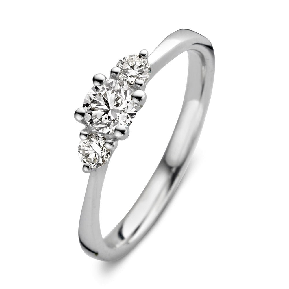Ring aus Weißgold mit drei funkelnden Diamanten in der Mitte