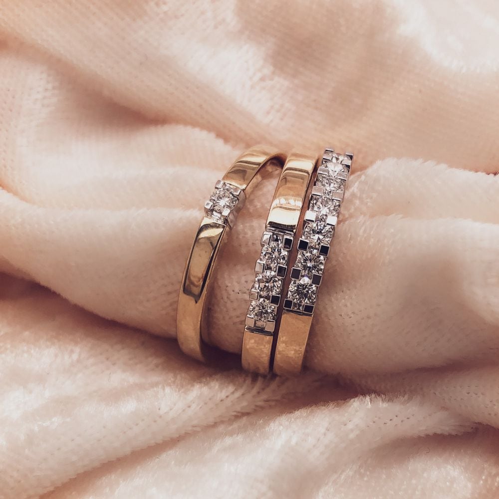 Bicolor-Damenring aus Weiß- und Gelbgold mit drei Brillanten 0,15 kt.