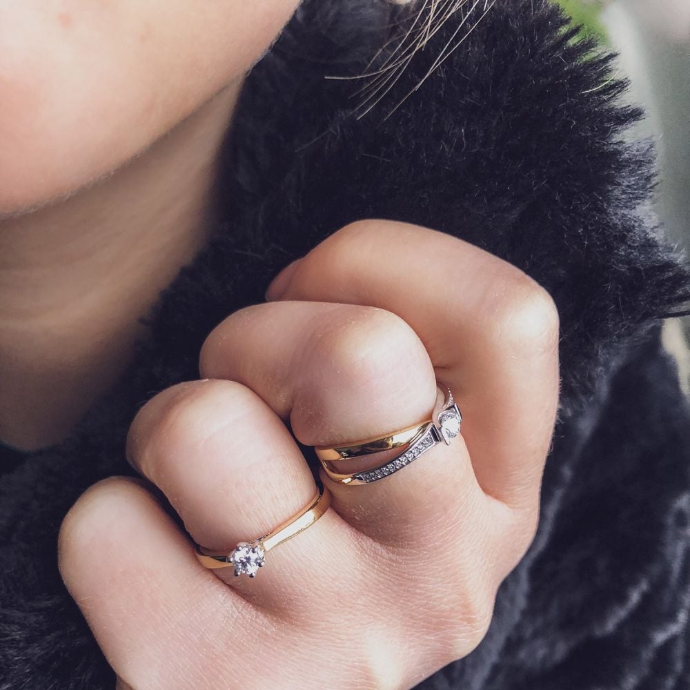 Bicolor Gelb- und Weißgoldring mit Diamanten – 0,22 ct Brillant und 22 kleine Diamanten