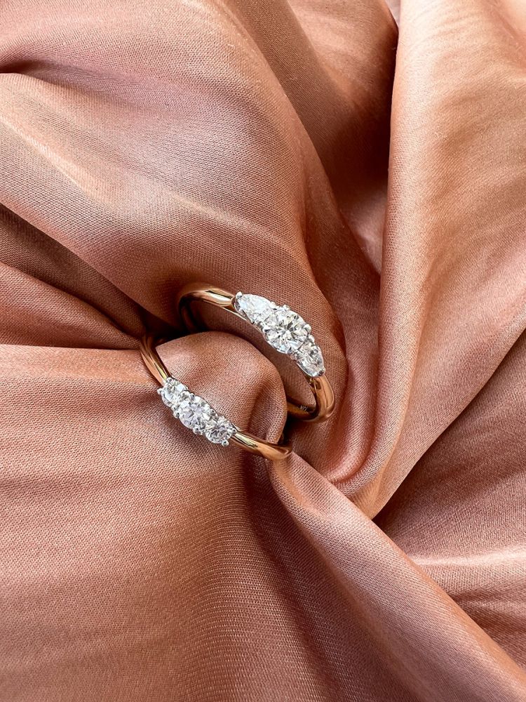 Eleganter Bicolor-Goldring mit ovalgeschliffenem Zentraldiamanten und zwei birnenförmigen Seitenfassungsdiamanten (0,35 Karat Gesamtgewicht)