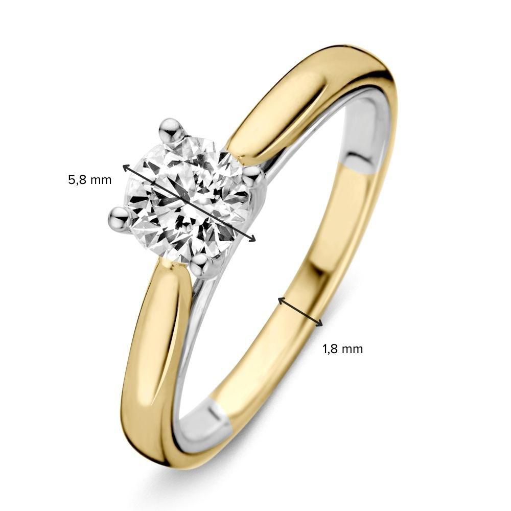 De Excellent Jewelry Bicolor ring in 14k geel- en witgoud heeft een 0,74ct H/SI-1 briljant diamant (5,8mm), gezet in vier tanden, met een elegante 1,8mm band.
