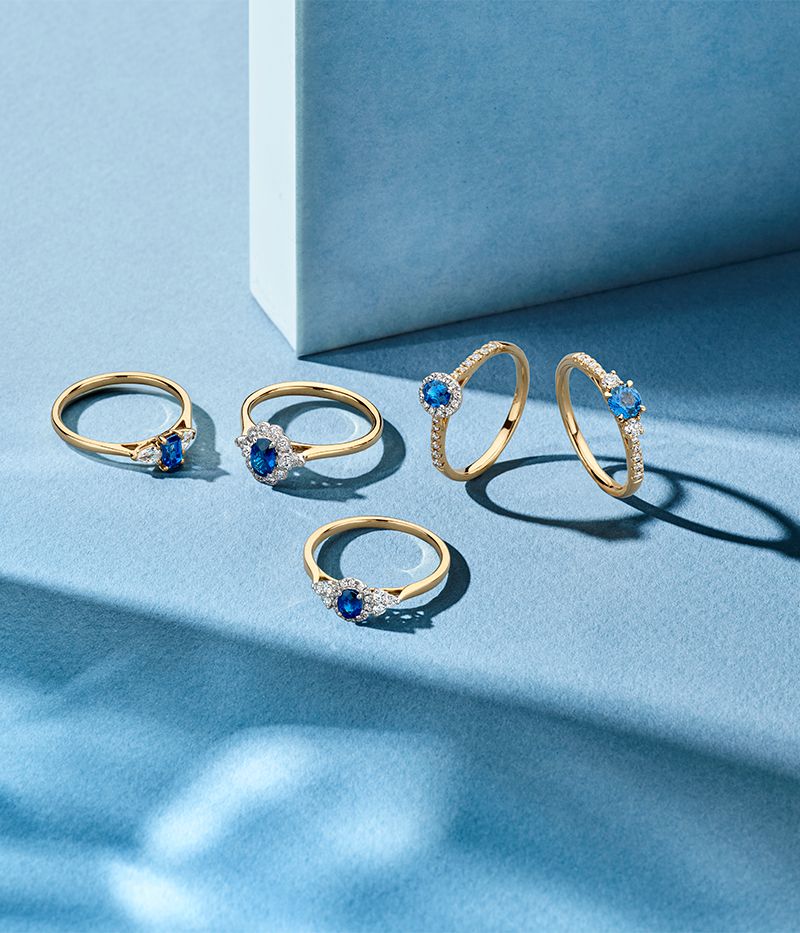 Damenring aus 14 Karat Gold mit ovalem blauem Saphir und Diamanten-Halo