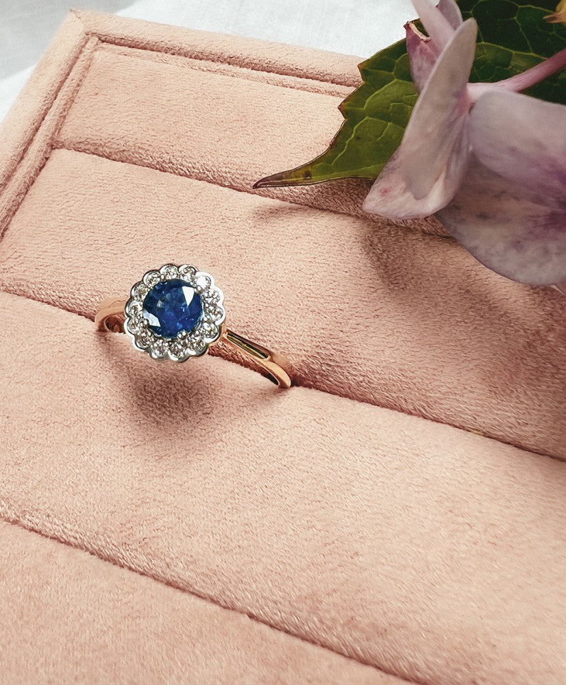 Klassischer Gold-Entourage-Ring mit rundem blauen Saphir und 0,18 ct Diamanten