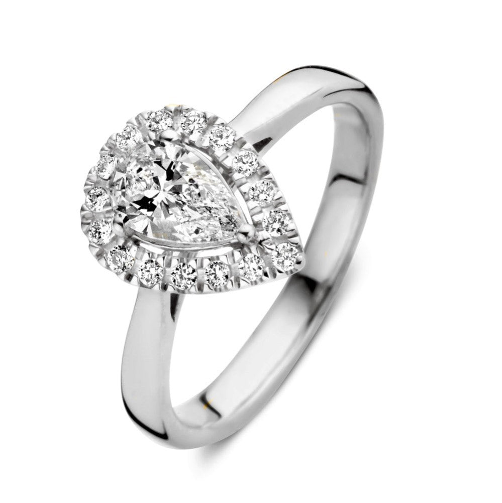 Ring aus Weißgold mit herzförmigem Diamanten und kleinen, funkelnden Steinen im Pavé.