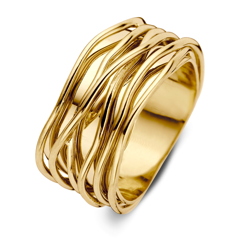De Speelse Geelgouden Damesring van Excellent Jewelry is een brede ring in 14 karaat goud met speelse, overlappende banen die zorgen voor een gelaagd en opvallend statement.
