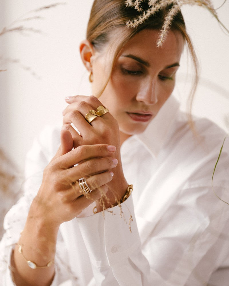 Breiter Gelbgold Designring mit Eismattierung – 14 Karat Gold