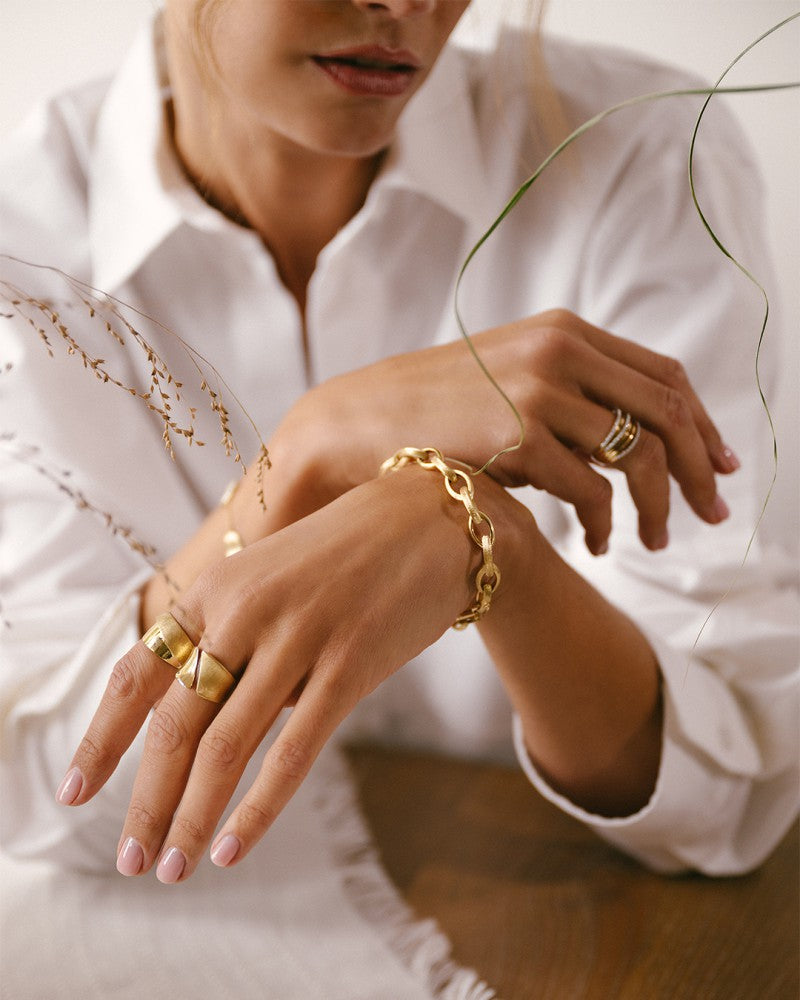 Luxuriöser Gelbgoldring mit Kontrastierenden Streifen – 14 Karat, Blickfang für Damen