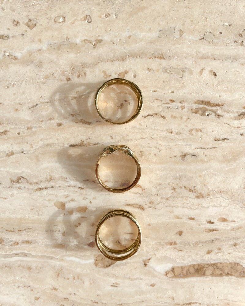 Breiter Gelbgoldring mit drei Goldbändern – Ein Statement von Eleganz