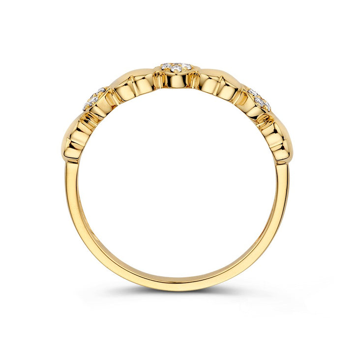 De Geelgouden Ring met Hartjes en Diamanten van Excellent Jewelry is een 14k geelgouden ring met een smalle band, speelse hartjes en fonkelende diamanten (0.09 crt), getoond rechtopstaand in zijaanzicht.
