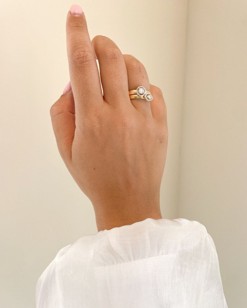 Wunderschöner Weiß- und Gelbgoldring mit Marquise-Entourage und Diamanten 0,12 kt.