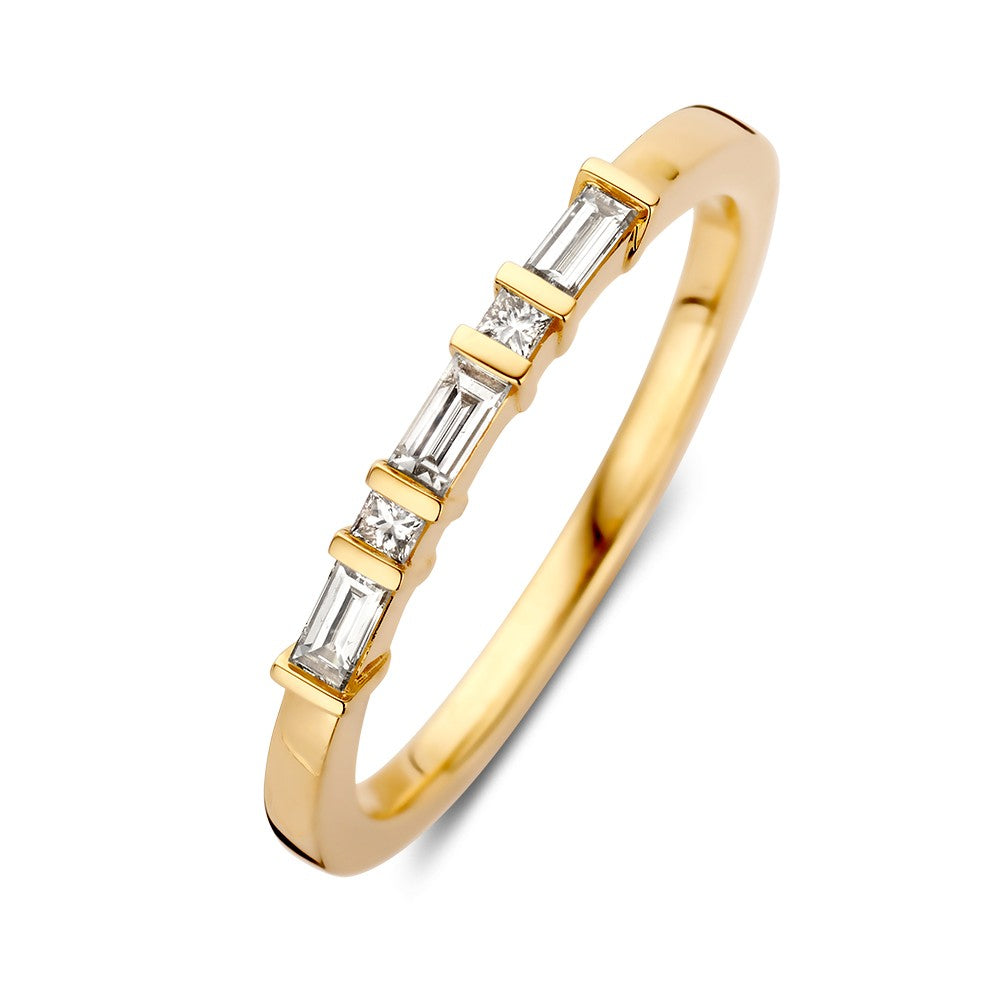 Ring aus Gelbgold mit fünf Brillanten, davon vier im Baguette-Schliff und ein runder Brillant