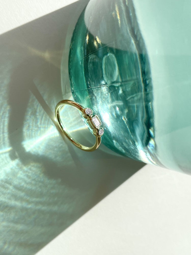 14 Karat Gelbgoldring mit Smaragd und Brillanten