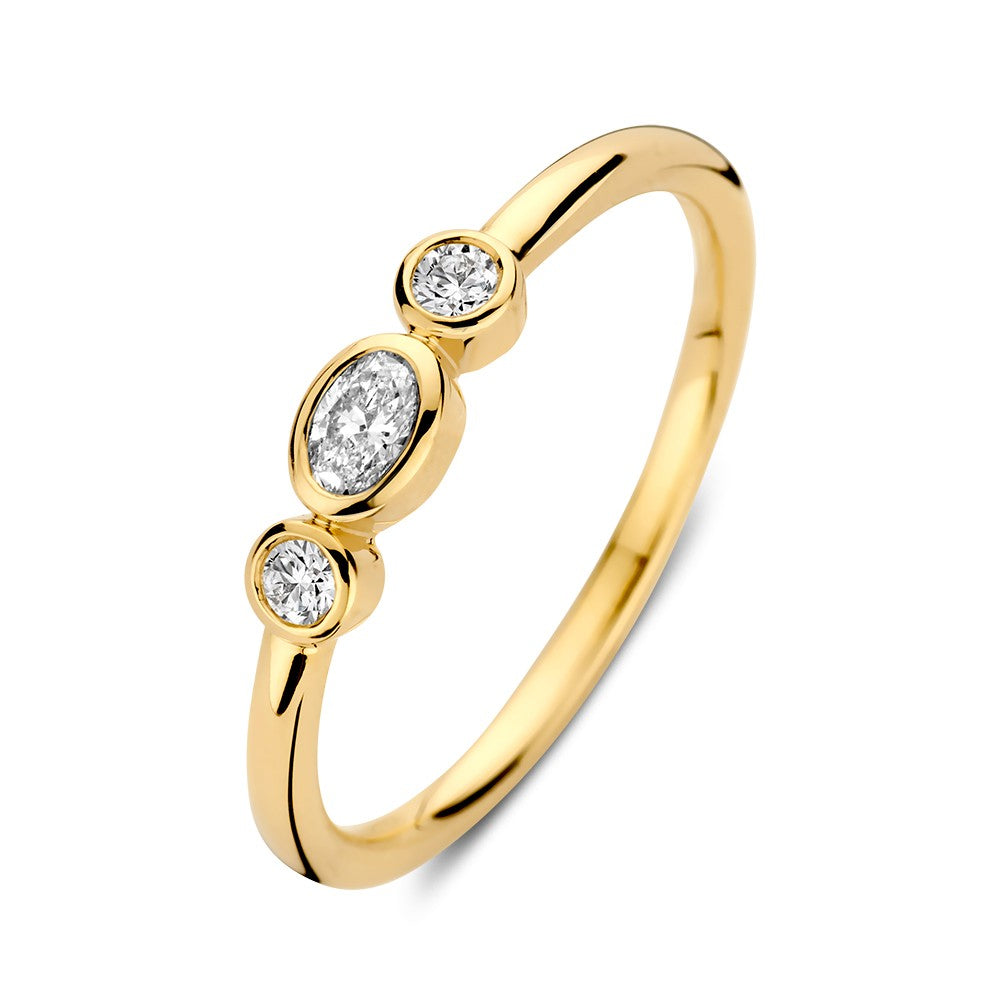 Ring aus 14 Karat Gelbgold mit ovalem und brillantgeschliffenem Diamanten in der Mitte und zwei kleinen Diamanten