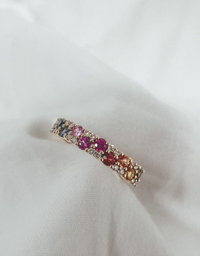 Gelbgoldring mit Regenbogen-Saphir und Diamanten – 14 Karat Luxus für Damen