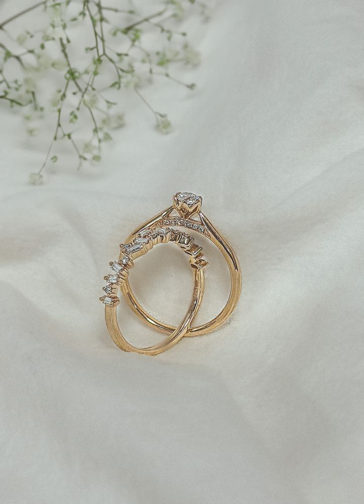 Wunderschöner Solitärring aus Gelbgold mit brillantem Mittelstein und feinen Diamanten 0,26 kt.