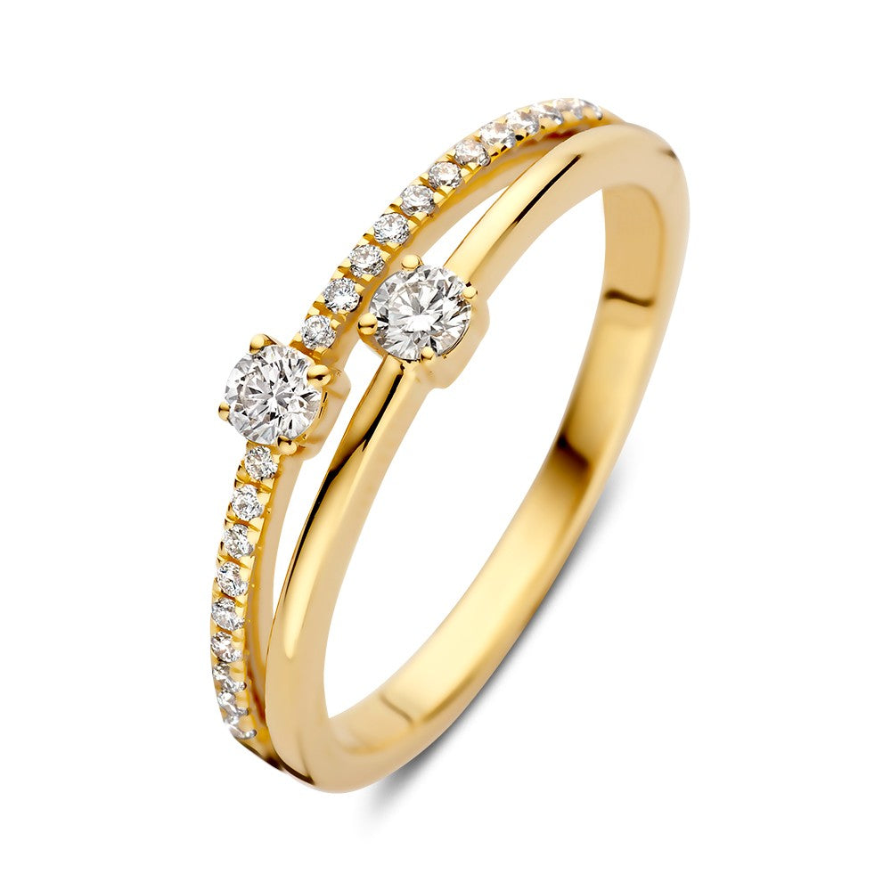 Ring aus Gelbgold mit zwei Brillanten und einem Besatz aus kleinen Brillanten