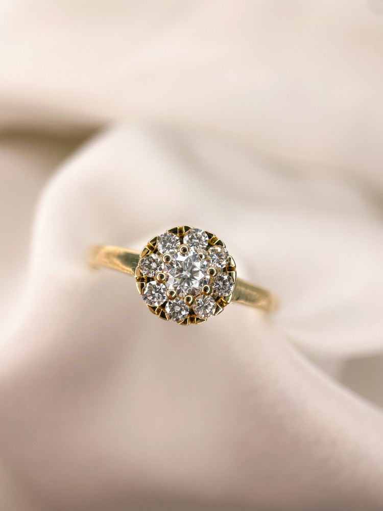 Eleganter Gelbgoldring mit Halo-Diamant – 14 Karat Gold, 0,40 Karat Diamant