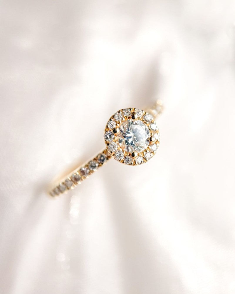 Eleganter Gelbgoldring mit 0,20 Karat Brillant und Diamant-Halo