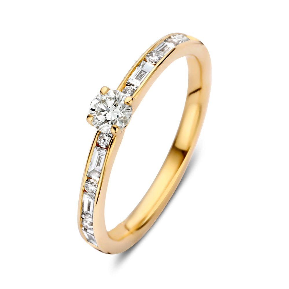 Ring aus 14-karätigem Gelbgold mit einem Brillanten und Baguette-Diamanten an der Fassung